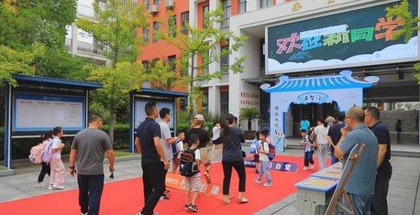 联富配资 六岁娃跨栏入学，敲鼓立志成小学生，爸妈却感动落泪